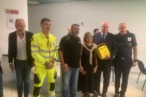 Ass Caruso in consegna defibrillatori